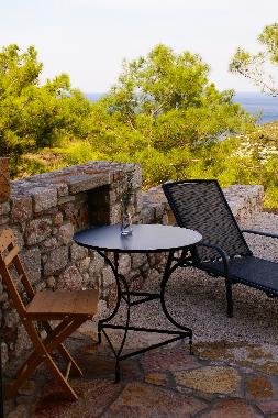 Terrasse mit Liegestuehlen