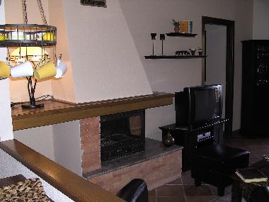 behagliches Wohnzimmer mit Kamin