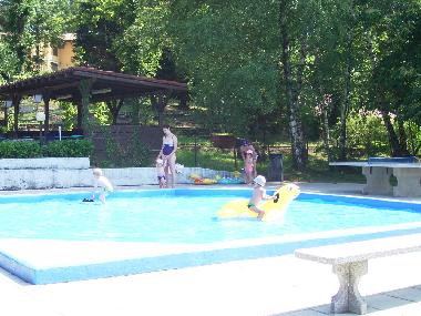 Kinderplanschbecken und Spielplatz fr die Kleinen