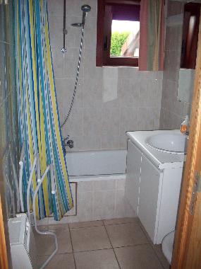 Badezimmer mit Bad und Duschvorrichtung