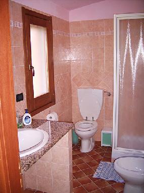 Bad mit Dusche/ WC/ Bidet