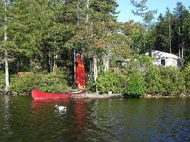 Ein gro�es Kanu sowie zwei Kajaks inkl. Schwimmwesten sind im Mietpreis eingeschlossen