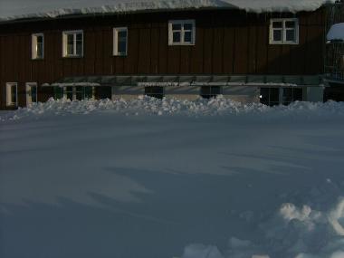 Rckseite des Hauses  im Winter