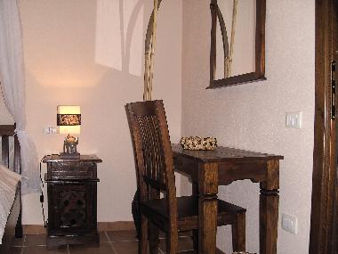 1. Schlafzimmer mit Doppelhimmelbett 1,80 m x 2,0 m