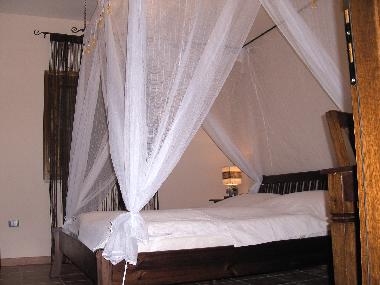 Himmelbett mit deutschen Matratzen - also deutsches Bettenmass -