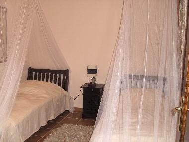 2. Schlafzimmer - 2 Einzelbetten 0,90 x 2,0 m  dt. Matrazten