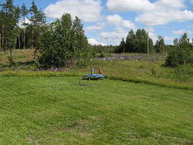Die gro�e Spielwiese mit Trampolin