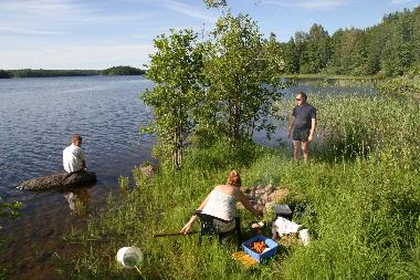Lagerfeuer und Grillplatz am See