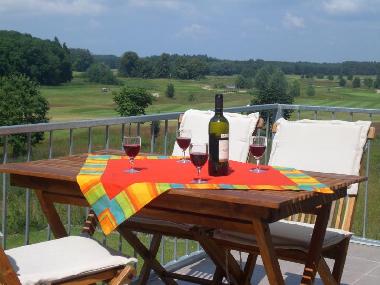 Balkon mit faszinierendem Panoramablick auf Golfplatz und Umgebung