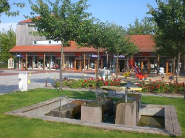 Marktplatz mit Gesch�ften, Gastst�tten, .....