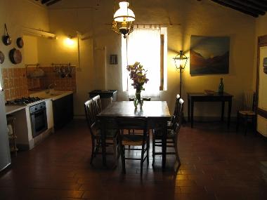 Grosse helle komplett eingerichtete Kche: