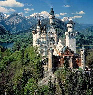 Schloss Neuschwanstein erreichen Sie in wenigen Automionuten.