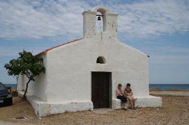 Eine alte Kirche am Strand von San Giovanni.