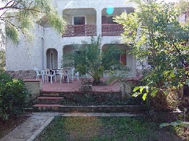 Frontseite vom Garten aus gesehen