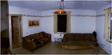 Das Videozimmer mit Kamin (links) und gem�tlichen Couches