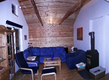 Schlafzimmer mit Doppelbett und Wohnbereich (Inkl. Kamin)