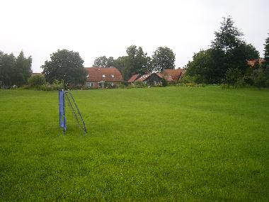 Spielwiese auf dem Grundst�ck