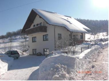 Hausansicht Winter | ferienwohnung-inselbergblick.de