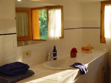 Badezimmer mit Fenster