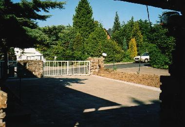 Der große Hof kann zum Parken oder für Outdoorspiele genutzt wer