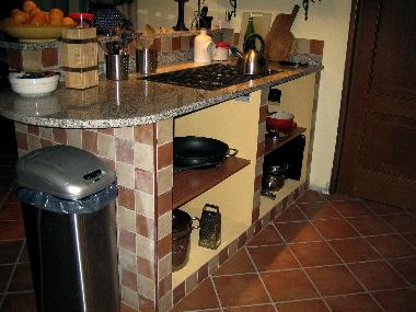 Kcheninsel mit Gaskochstelle - 5 Ringe. Unten ist die andere Seite der Kche, mit Marmor-Sple