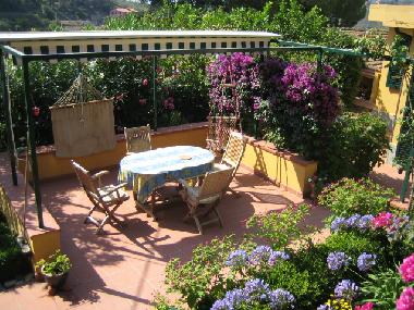 Die Terrasse mit Sonnenschutz