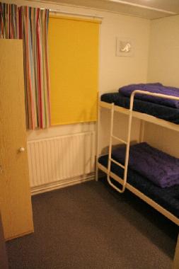 3.Schlafzimmer 1 mit Etagenbett mit Leselampen, Doppelschrank, 2 Kopfkissen und 2 Bettdecken