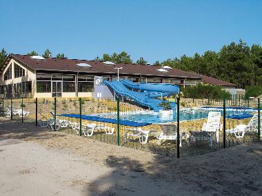 Das Hallenbad mit Freibecken und Riesenrutsche.