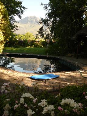 Blick �bers Pool zum Helderberg bei Sonnenaufgang