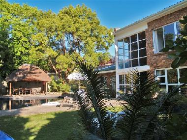 Blick auf 1. und 2. Stock mit Pool und Grillh�tte