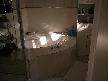 Badezimmer mit Dusche und Wanne zum Doppelschlafzimmer, oben