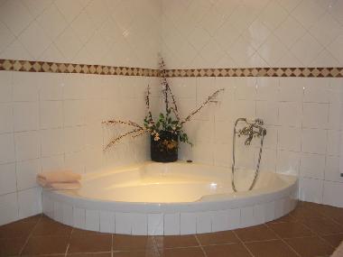 Badezimmer im Piso Sol, mit Eckbadewanne, wenn´s mal khler wird