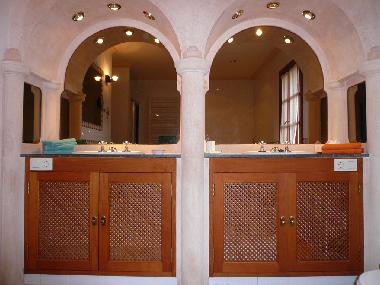 zwei Waschbecken, Dusche und Eckbadewanne zum wohlfhlen