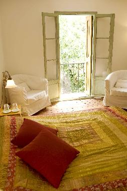 Schlafzimmer 1 mit Blick in den Garten (Vorh�nge vorhanden)