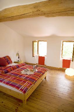 Schlafzimmer 2 mit Blick in den Garten (Vorh�nge vorhanden)