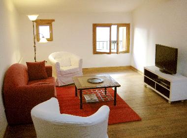 offenes Wohnzimmer mit Schlafcouch (keine T�ren zur Treppe)