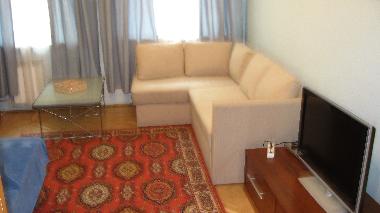 Wohnzimmer mit Doppelbett und Schlafcouch