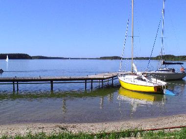 Blick auf den See im Nachbarort