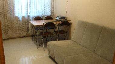 Esstisch und Sofa in der K�che