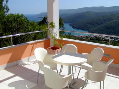 Jedes der 3 Appartements / Suites hat eine grosse Terasse mit hervorragendem Panoramablick und Meerb