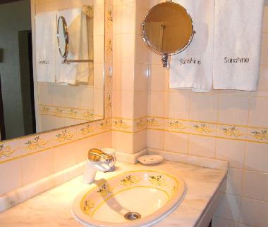 handgemalte Fliesen schm�cken das Bad