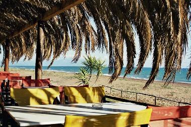 Blick von Strandtaverne aufs Meer