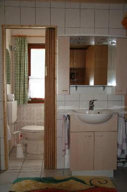 Bad mit Dusche und WC