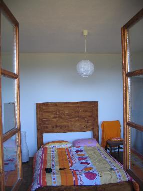 Eines der drei Schlafzimmer vom Balkon aus fotografiert