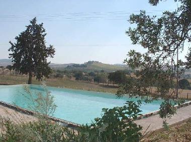 Der Pool mit herrlichem Panaoram-Blick bis zum Meer