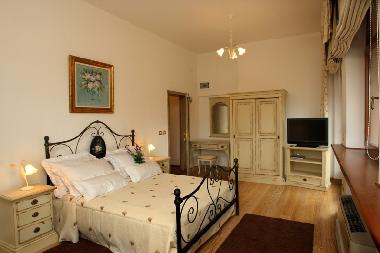 Elegante Schlafzimmer mit Doppelbetten