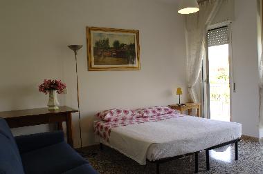 Wohnzimmer mit Doppelbett und Tv\sat