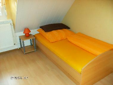 Durchgangszimmer zum hinteren Schlafzimmer mit 2 Einzelbetten  