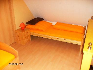Durchgangszimmer zum hinteren Schlafzimmer mit 2 Einzelbetten