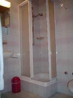 Bad mit Dusche, G�ste-WC ist auch vorhanden. Handt�cher werden zur Verf�gung gestellt